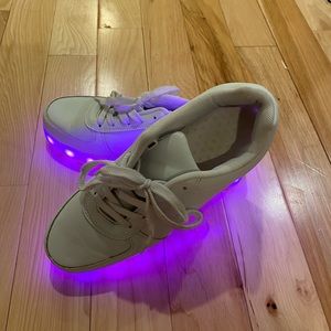 Women’s light up sneakers!! 🚨🚨